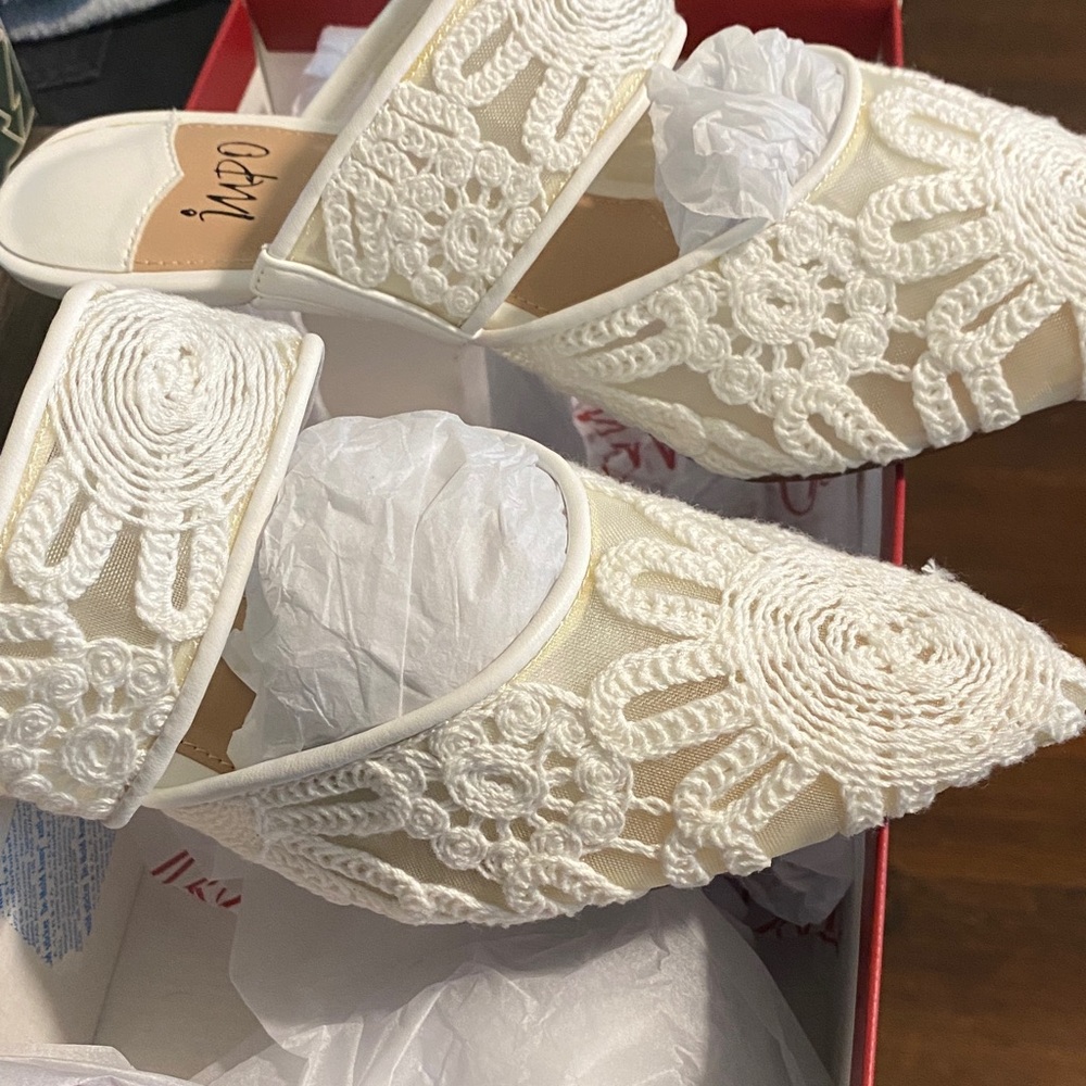 NEW IN BOX White Embroidered Women's Shoes